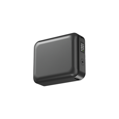 Batterie externe noire sur fond noir avec écran numérique et bouton latéral ; sans marquage apparent.