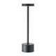 Lampe de table en aluminium noir présentée seule sur fond clair avec base cylindrique, pied fin vertical et tête circulaire plat