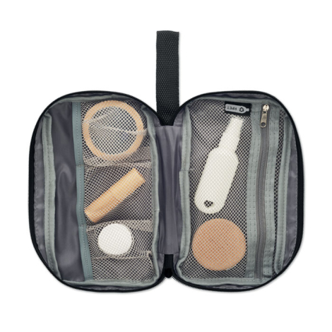 Vue intérieure en plongée de la trousse avec deux volets, poches en filet et compartiments de rangement, sans marquage visible.
