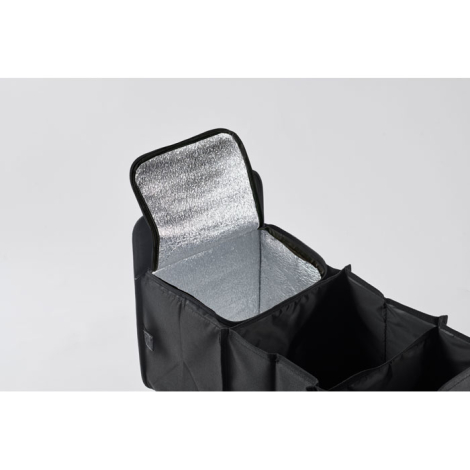 Vue en perspective du compartiment isotherme ouvert avec doublure intérieure argentée, sans marquage visible.