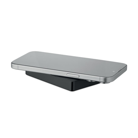 Powerbank placé sous un smartphone en vue inclinée montrant surface supérieure lisse sans marquage visible et bouton latéral app