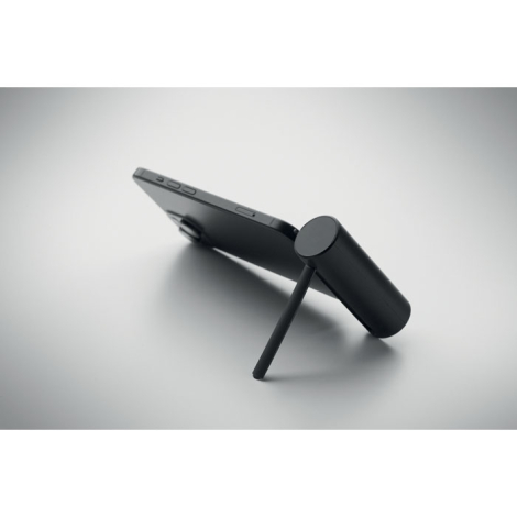 Powerbank inclinée avec smartphone posé dessus et béquille déployée, sans marquage apparent.