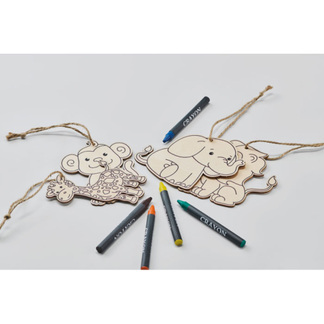 Suspensions en bois motif animalier présentées à plat avec cordons en jute et crayons de couleur dispersés autour, sans marquage
