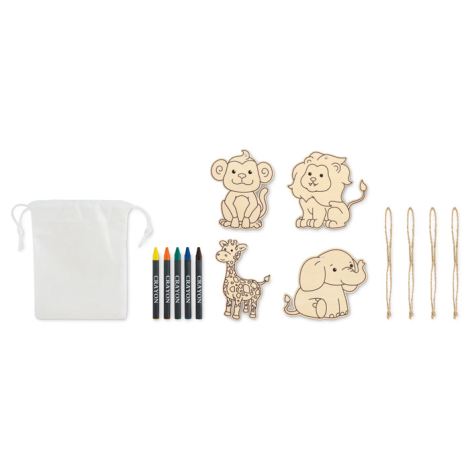Ensemble du contenu présenté à plat avec pochette blanche sans marquage apparent, cinq crayons de couleur, quatre suspensions en