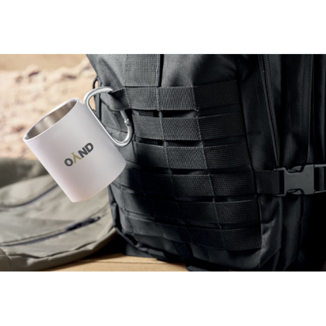 Vue rapprochée de la poche frontale avec tasse accrochée à une sangle, sans personnalisation visible.