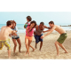 Ballon de rugby utilisé par un groupe de personnes jouant sur la plage, sans marquage discernable. Ballon de rugby utilisé par un groupe de personnes jouant sur la plage, sans marquage discernable.