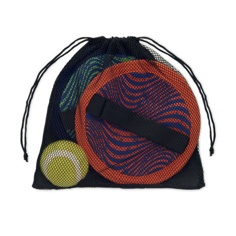 Disques et balle placés à l’intérieur d’un sac en filet noir avec cordon de serrage, sans marquage visible sur la pochette.
