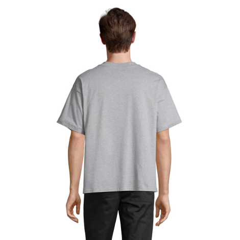 T-shirt oversize unisexe gris porté de dos par un mannequin homme, sans personnalisation visible.