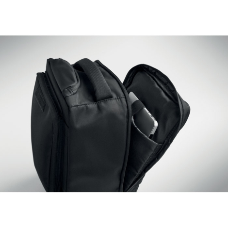 Vue du compartiment principal ouvert avec ordinateur portable visible à l’intérieur, absence de personnalisation visible.