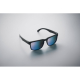 Lunettes en perspective avec verres miroirs bleus posées sur fond neutre, sans marquage visible. Lunettes en perspective avec verres miroirs bleus posées sur fond neutre, sans marquage visible.