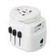 Adaptateur universel blanc en perspective avec curseurs noirs latéraux et ports USB en façade, marquage visible sur la face avan Adaptateur universel blanc en perspective avec curseurs noirs latéraux et ports USB en façade, marquage visible sur la face avan