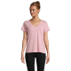 Tee-shirt femme col V rose clair porté de face avec coupe moderne et manches courtes, sans personnalisation visible.