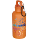 Bouteille orange en PET recyclé avec mousqueton noir fixé au bouchon, marquage visible sur la face avant du corps.