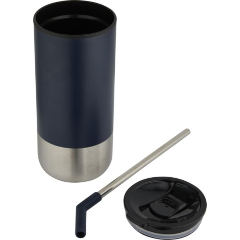 Gobelet bleu foncé en vue rapprochée avec paille métallique et embout en silicone posés à côté du couvercle, sans marquage appar