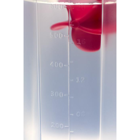 Vue rapprochée du corps translucide avec graduations en millilitres et en onces moulées dans la matière, sans personnalisation a