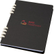 Carnet A5 à couverture rigide noire avec spirales blanches à gauche, personnalisation visible imprimée au centre de la face avan