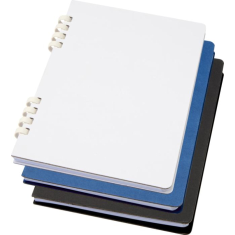 Pile de carnets A5 à couverture rigide en blanc, bleu et noir, présentés sans marquage visible.