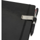 Pince à stylo fixée sur la couverture d’un carnet noir, maintenant un stylo sur le côté, surface métallique sans personnalisatio