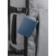 Mini carnet bleu accroché à un sac à dos par un mousqueton, présenté fermé avec stylo inséré dans la boucle, sans marquage visib