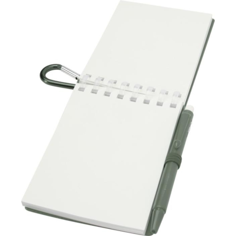 Mini carnet blanc fermé avec stylo vert dans la boucle et mousqueton vert, sans marquage apparent.