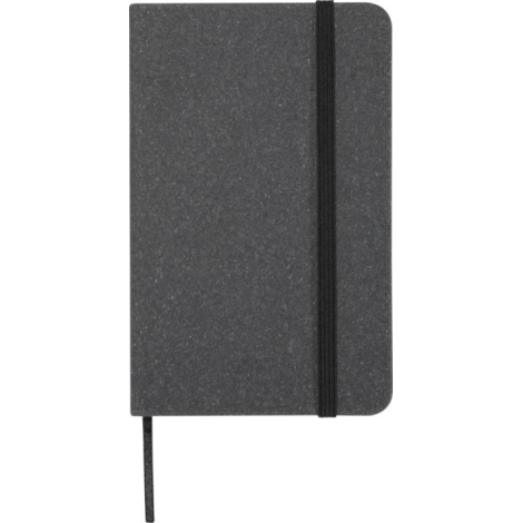 Gros plan sur la couverture gris foncé du carnet avec élastique vertical, sans marquage visible.