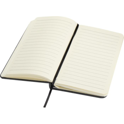 Carnet A6 ouvert montrant des pages lignées couleur crème et un marque-page ruban noir, sans personnalisation visible.