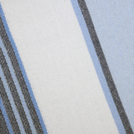 Gros plan sur tissu bleu-gris avec bandes claires et foncées révélant la trame textile, aucune personnalisation visible.
