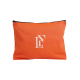Trousse orange présentée à plat sur fond blanc avec fermeture éclair noire en partie supérieure, personnalisation apparente au c