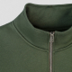Gros plan sur le col zippé d’un sweat vert avec zip métallique et col montant, aucun marquage apparent.