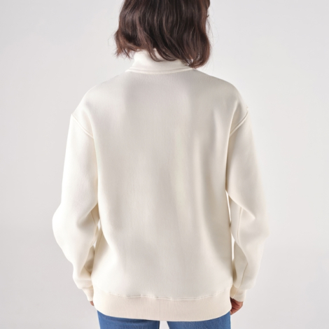 Vue de dos d’un sweat beige porté par un modèle illustrant la coupe et le tombé, produit sans personnalisation visible.