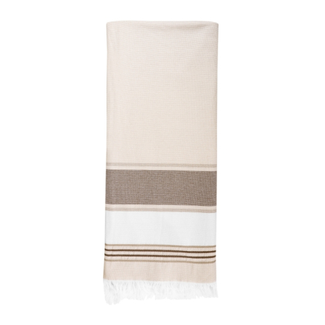 Fouta beige présentée à plat sur fond blanc avec bande horizontale plus foncée et franges blanches à l’extrémité, aucune personn