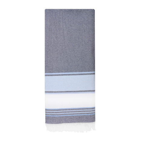 Fouta bleu-gris présentée à plat sur fond blanc avec bande horizontale claire, fines rayures et franges blanches à l’extrémité, 
