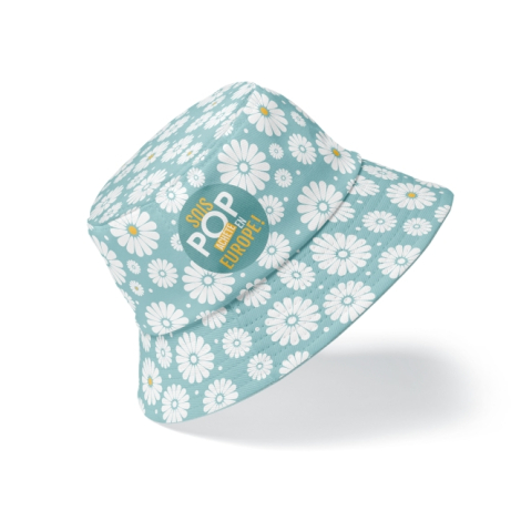 Bob bleu clair à motif floral blanc présenté en suspension sur fond blanc, écusson circulaire positionné sur l’avant, personnali