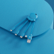 Câble multi-connecteurs bleu présenté en situation sur un support circulaire bleu, aucune personnalisation visible. Câble multi-connecteurs bleu présenté en situation sur un support circulaire bleu, aucune personnalisation visible.