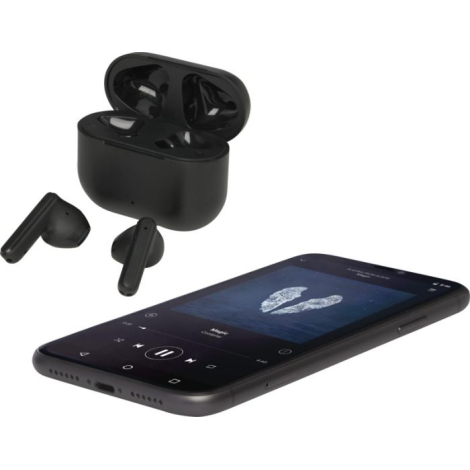 Boîtier de recharge noir ouvert avec oreillettes à proximité à côté d’un smartphone affichant une interface musicale, sans perso