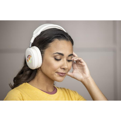 Casque beige porté par un mannequin féminin avec personnalisation visible sur l’oreillette apparente.