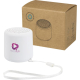 Enceinte cylindrique blanche présentée de face avec dragonne blanche devant une boîte en carton kraft, personnalisation visible Enceinte cylindrique blanche présentée de face avec dragonne blanche devant une boîte en carton kraft, personnalisation visible
