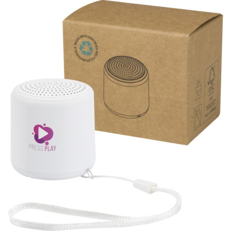 Enceinte cylindrique blanche présentée de face avec dragonne blanche devant une boîte en carton kraft, personnalisation visible 
