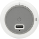 Vue du dessous d’une enceinte blanche montrant le port USB-C, un bouton d’alimentation et les marquages techniques, sans marquag Vue du dessous d’une enceinte blanche montrant le port USB-C, un bouton d’alimentation et les marquages techniques, sans marquag