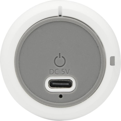 Vue du dessous d’une enceinte blanche montrant le port USB-C, un bouton d’alimentation et les marquages techniques, sans marquag