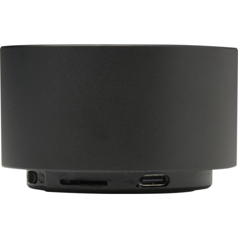 Gros plan sur la base d’une enceinte noire montrant le port de charge USB-C et un emplacement pour carte mémoire, sans marquage 