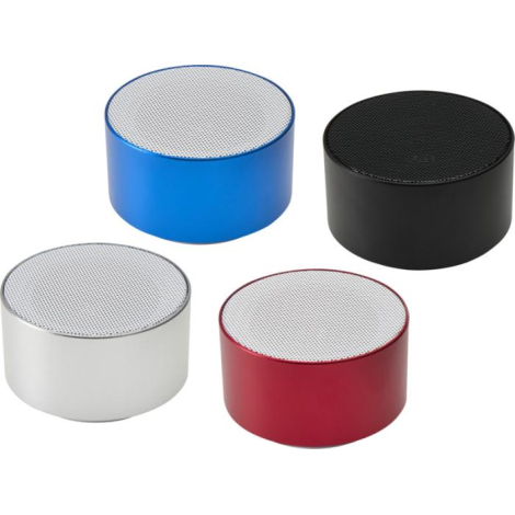 Vue de quatre enceintes cylindriques bleue, noire, argentée et rouge présentées en perspective, sans personnalisation apparente.