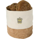 Corbeille à pain en tissu beige avec base en liège remplie de morceaux de pain, personnalisation visible au centre de la surface