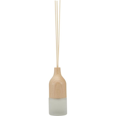 Diffuseur de parfum présenté verticalement avec bâtonnets insérés dans le contenant en bois, surface en bois visible sans marqua