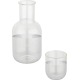 Carafe en verre à finition mate présentée avec un verre assorti placé à côté, avec personnalisation visible sur la surface de la