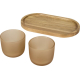Deux tasses en verre à finition mate beige placées à côté d’un plateau en bois, présentées sans marquage visible. Deux tasses en verre à finition mate beige placées à côté d’un plateau en bois, présentées sans marquage visible.