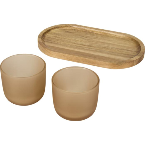 Deux tasses en verre à finition mate beige placées à côté d’un plateau en bois, présentées sans marquage visible.