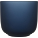 Gros plan sur une tasse en verre à finition mate bleu foncé, sans personnalisation apparente. Gros plan sur une tasse en verre à finition mate bleu foncé, sans personnalisation apparente.