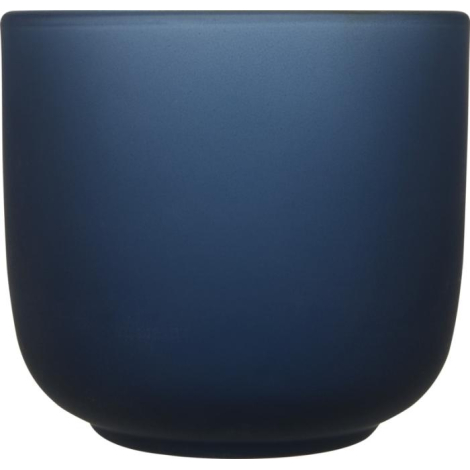 Gros plan sur une tasse en verre à finition mate bleu foncé, sans personnalisation apparente.