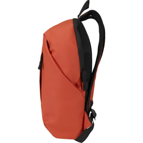 Gros plan sur un sac à dos orange mettant en évidence la poche frontale verticale zippée, sans marquage visible.